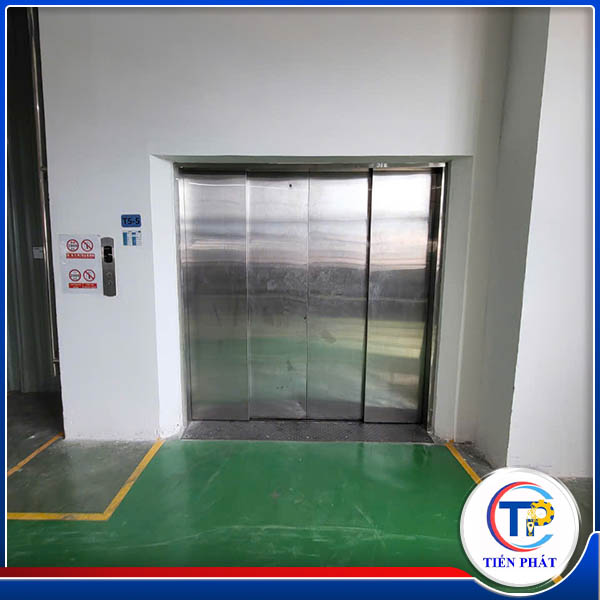 Thang máy chở hàng kèm người